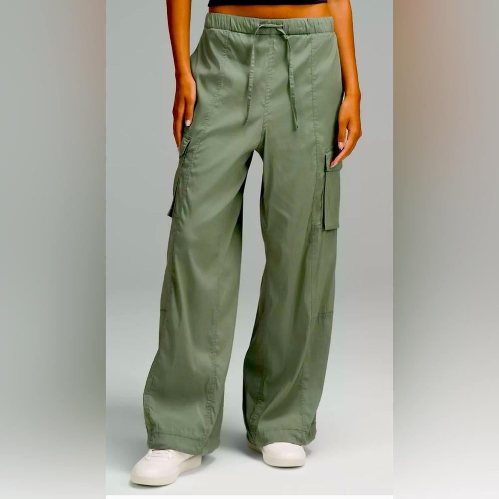 Lululemon Lightweight Adjustable MR Cargo Pant  Size S